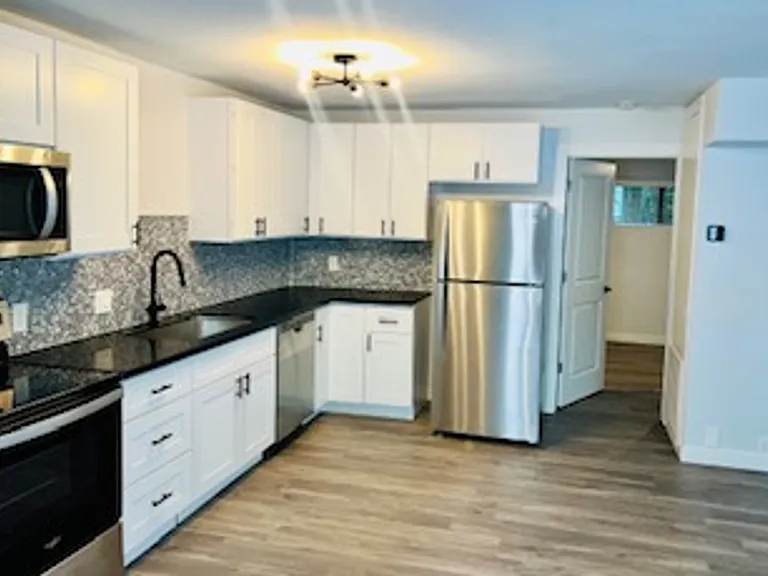 606 Harold St — Photo 13