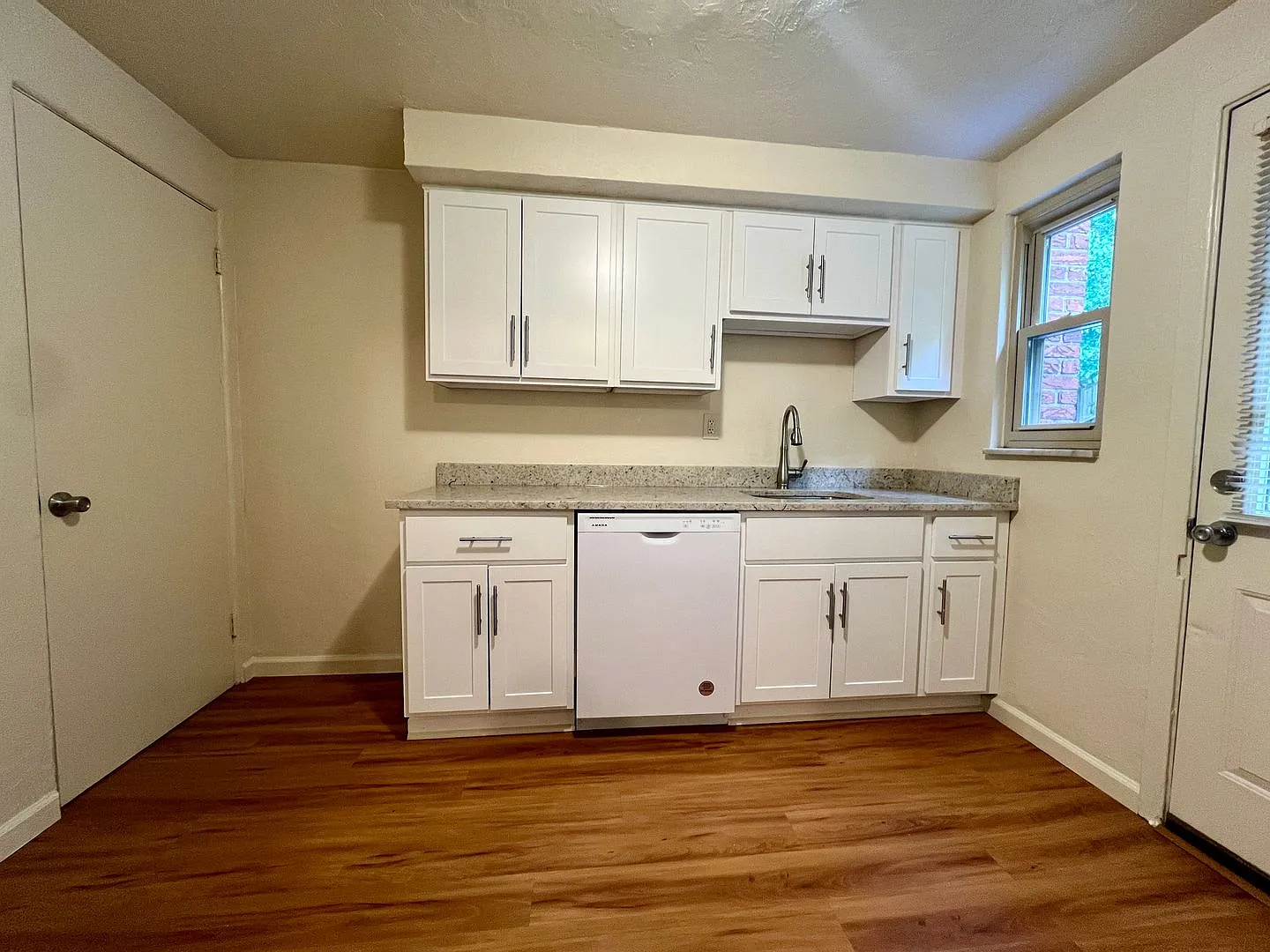 Beautiful 3-Bedroom Duplex in Castle Shannon! Back Yard, Central A/C & More! Call Today! — Photo 2