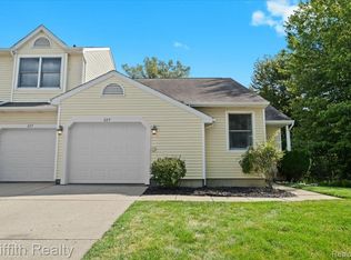 229 Meadow Pointe Dr, Fenton, MI 48430