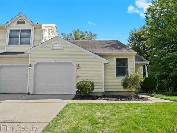 229 Meadow Pointe Dr, Fenton, MI 48430