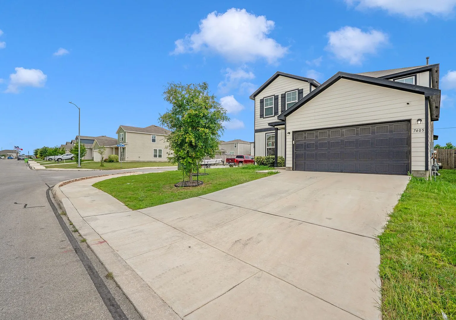 Spacious 4-Bedroom Rental Home Ideal for Families & Military Transfers — Photo 2