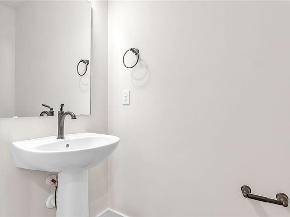 4th image of 142 Shager Pl