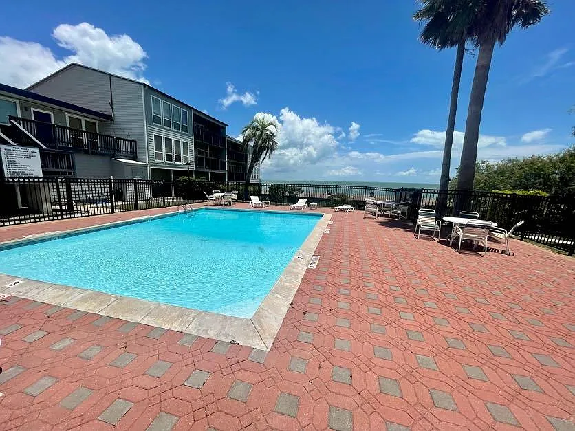 Building Photo - 3402 Ocean Dr #19