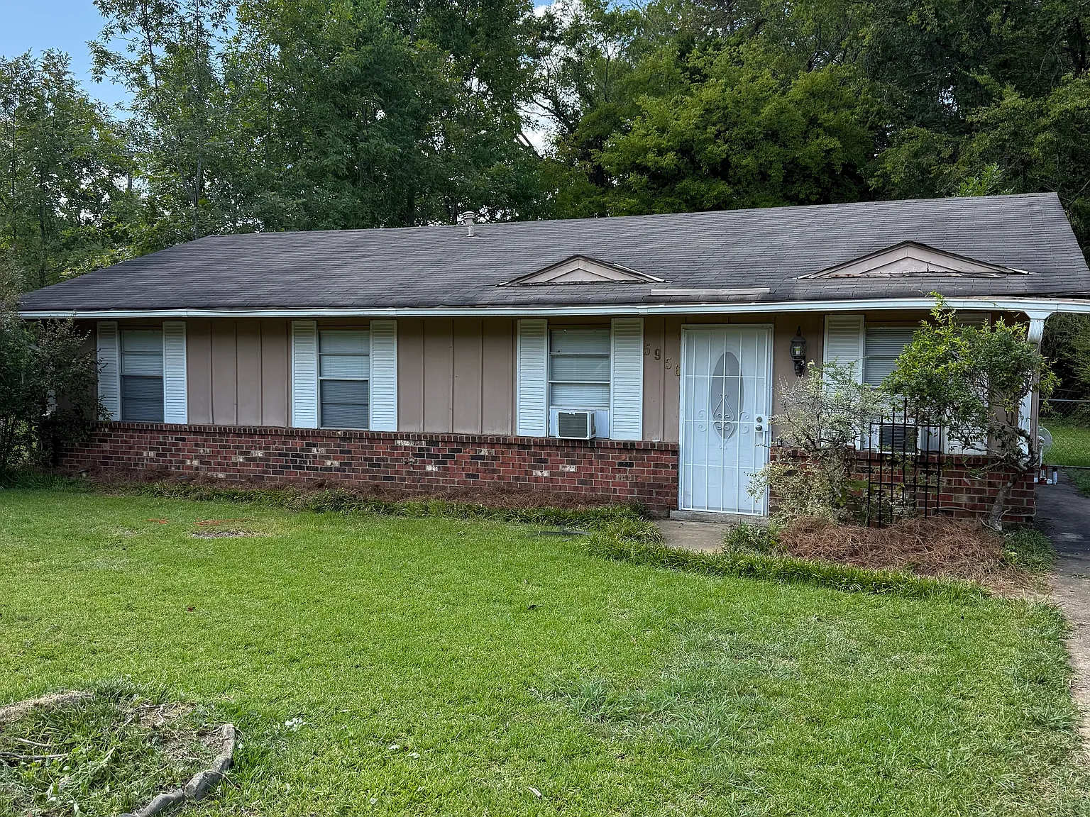 4 bed, 1.5 bath, 1161 sqft, $1,050 — Photo 1