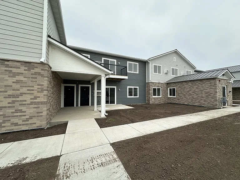 1415-1435 Peterson Dr — Photo 3