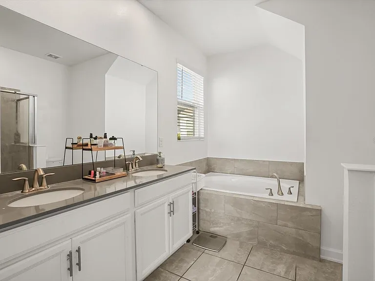 2999 Addison Blvd — Photo 8