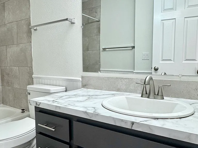 2405 Howard Ave #4 — Photo 10