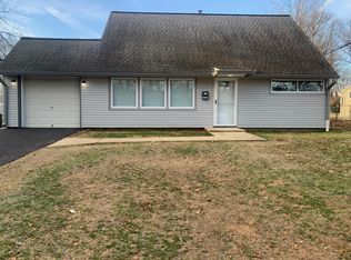 199 Plumbridge Dr, Levittown, PA 19056