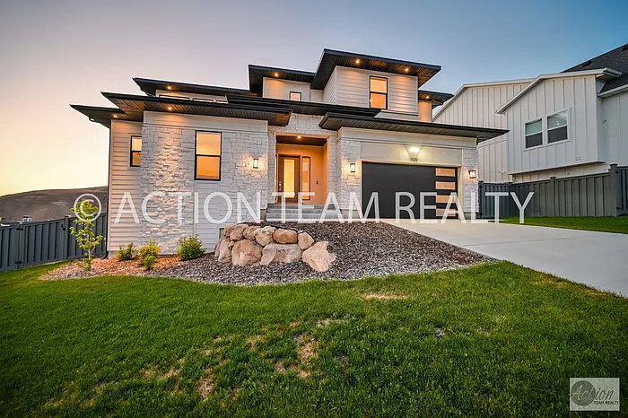 1722 W Oakridge Dr