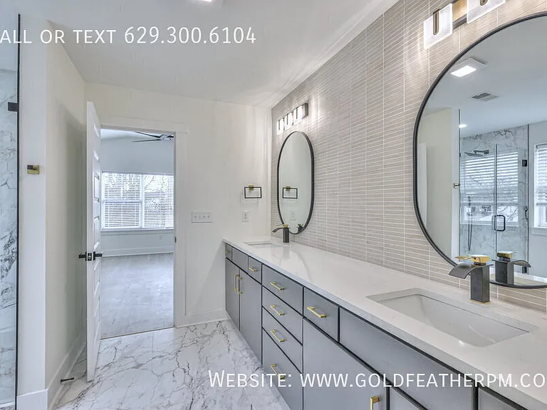 402B E Trinity Ln — Photo 22
