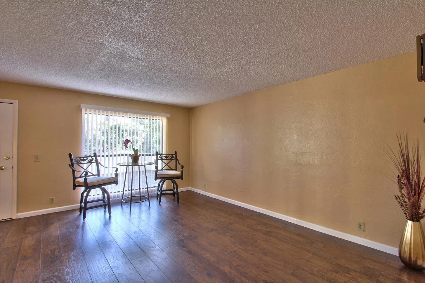 2 bed, 855 sqft, $3,600 — Photo 4