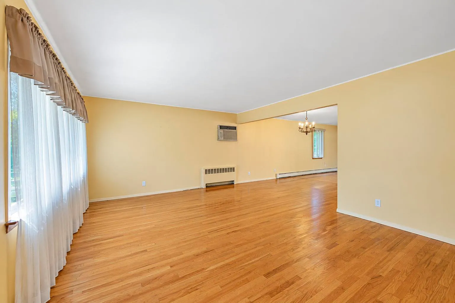 3 bed, 1345 sqft, $5,900 — Photo 4