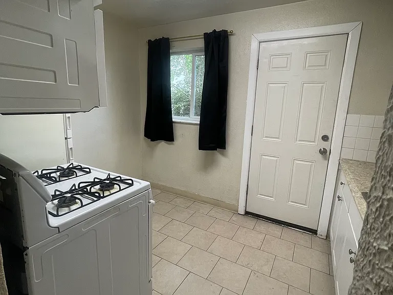 1440 Clinton St — Photo 3