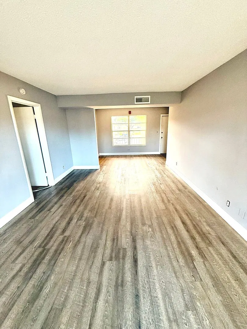 Cross Creek Apartments — Photo 3