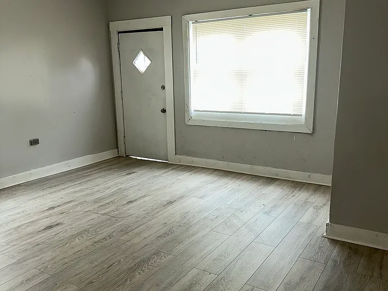 1904 Lamar Ave — Photo 4