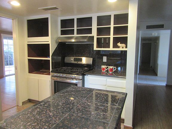4th image of 901 N Evelyn Ave