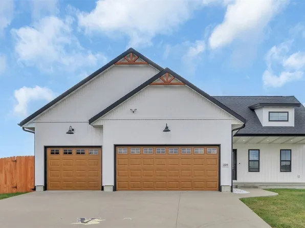 1104 E 16th St, Vinton, IA 52349