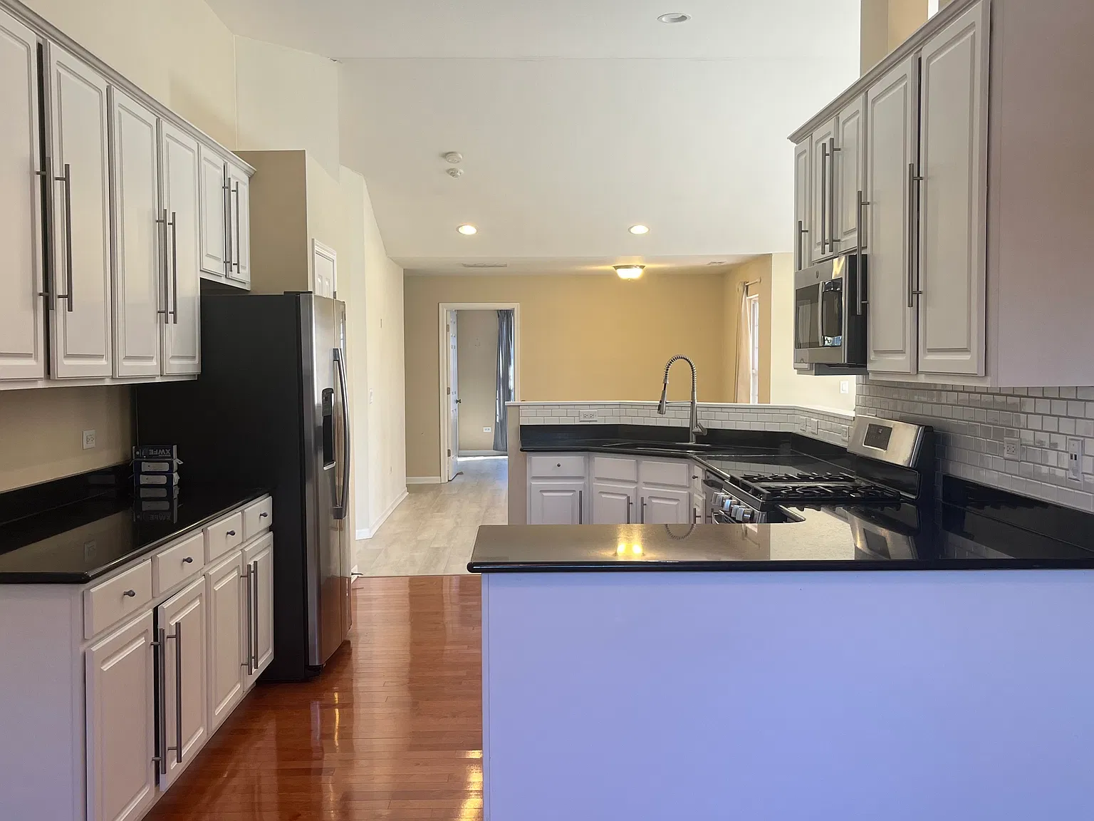 3 bed, 2095 sqft, $2,900 — Photo 4