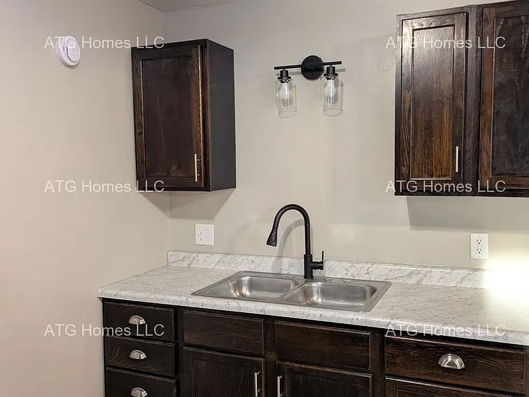 1006 N Carver St — Photo 8