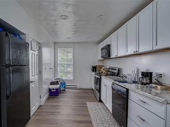 5th image of 144 2nd Fl Maple St #2