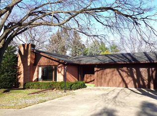 1714 Manor Dr, Freeport, IL 61032