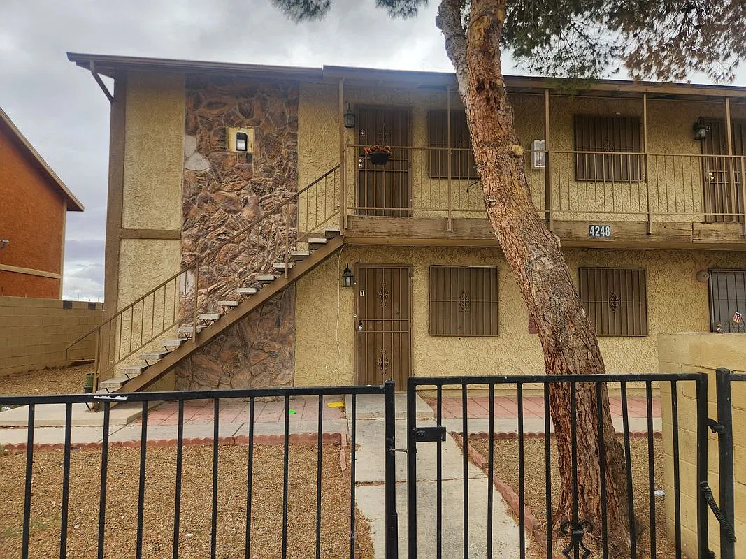 2 bed, 1.0 bath, 867 sqft, $1,100 — Photo 1