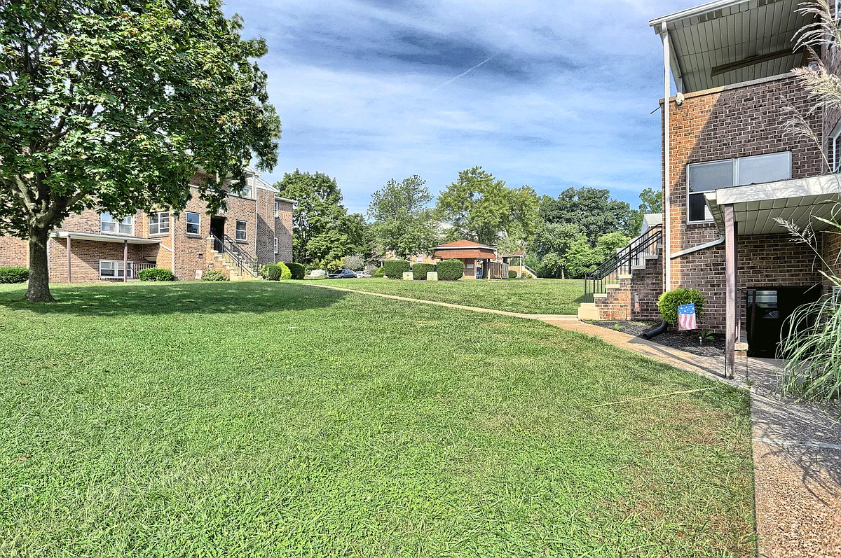 Building Photo - Laura Acres