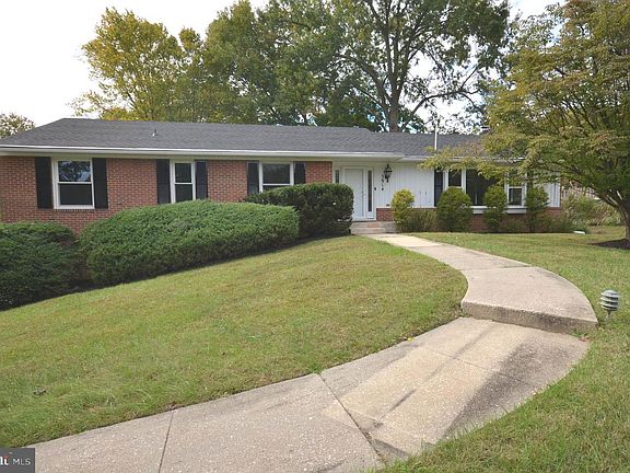 2nd image of 3914 Saint Johns Ln