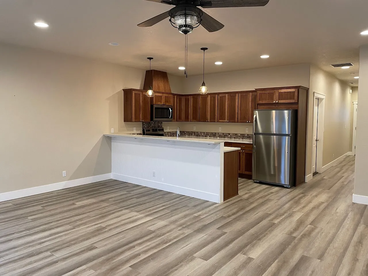3 bed, 2.5 bath, 1850 sqft, $1,950 — Photo 4