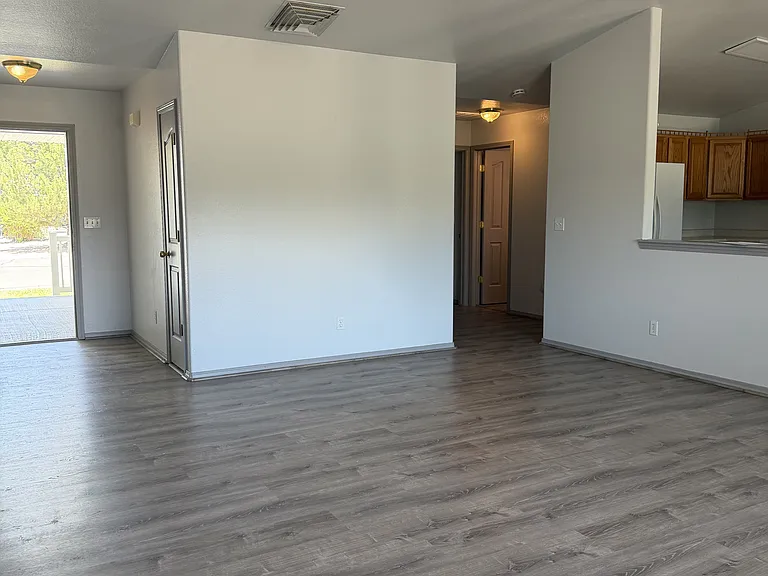 2112 Mead Ln — Photo 5