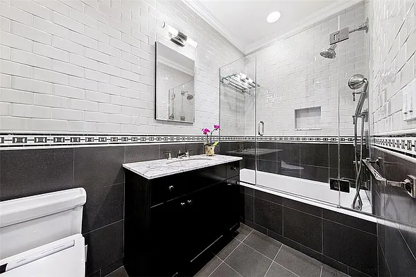 Sold by R New York | media 9