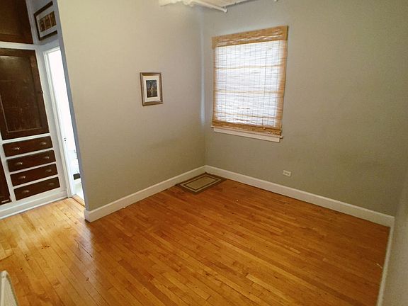 3rd image of 1060 W Cornelia Ave