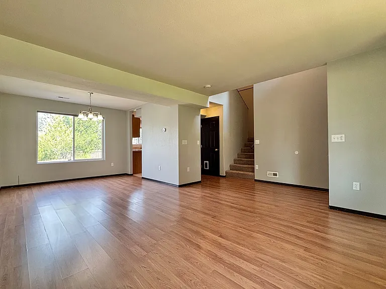 905 E Spence St — Photo 4