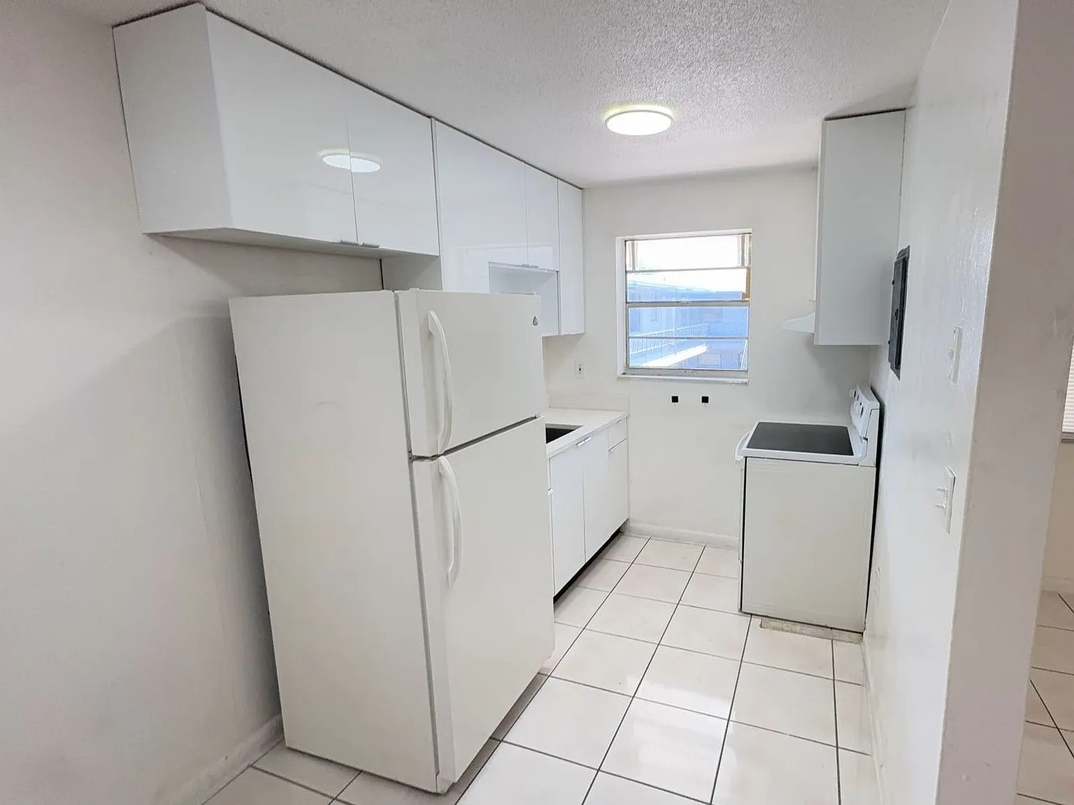 Danielle Apartments — Photo 2