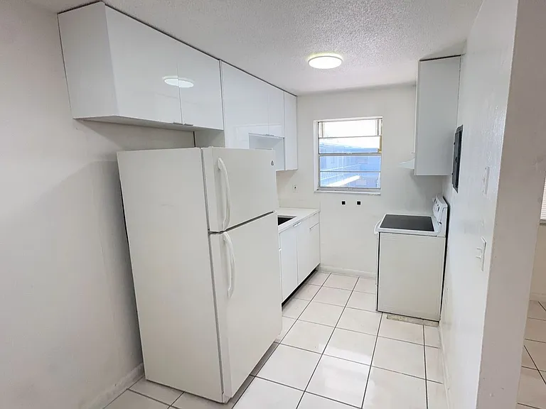 Danielle Apartments — Photo 2