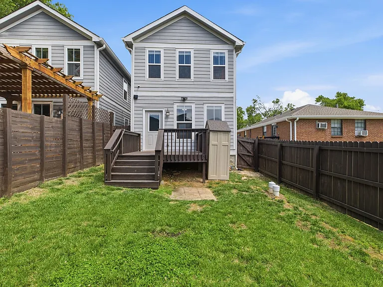 2140 Burns St — Photo 33