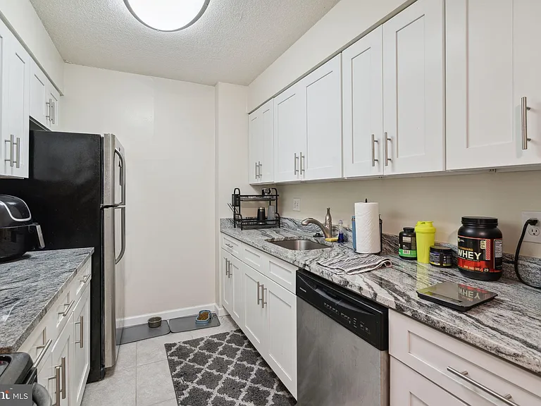 1420 Locust St #8O — Photo 6