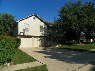 803 Graystone Dr, Grain Valley, MO 64029