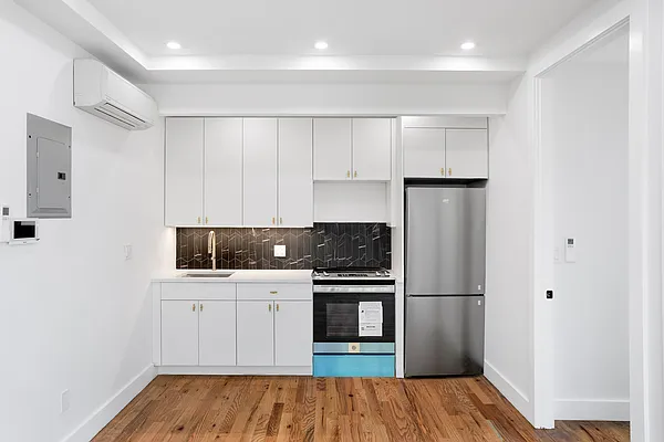 Rented by Safdie Realty Group | media 9