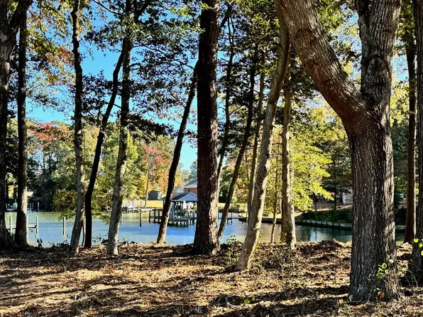 10 Oyster Point Dr, Reedville, VA 22539