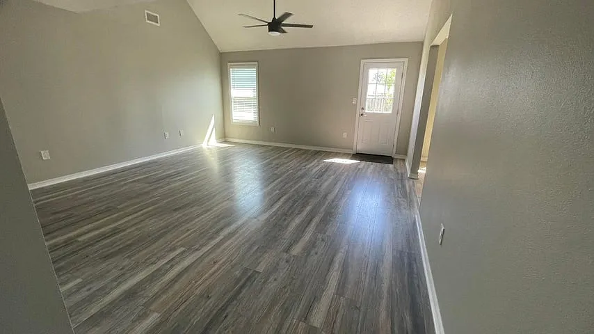 4 bed, 2.5 bath, 1932 sqft, $2,350 — Photo 2