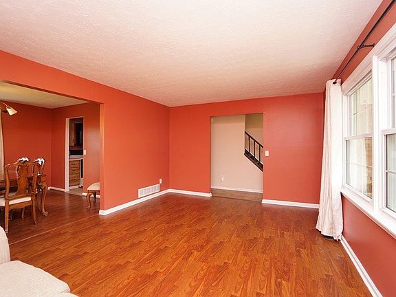 5th image of 886 Cedarhill Dr