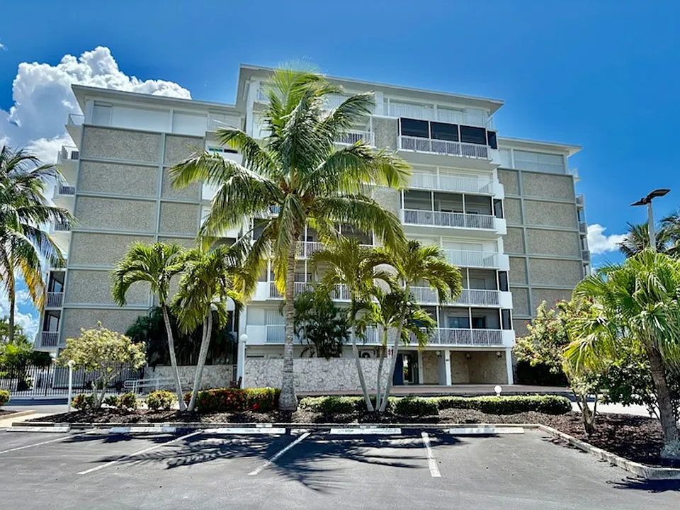 60 Pelican St W #106