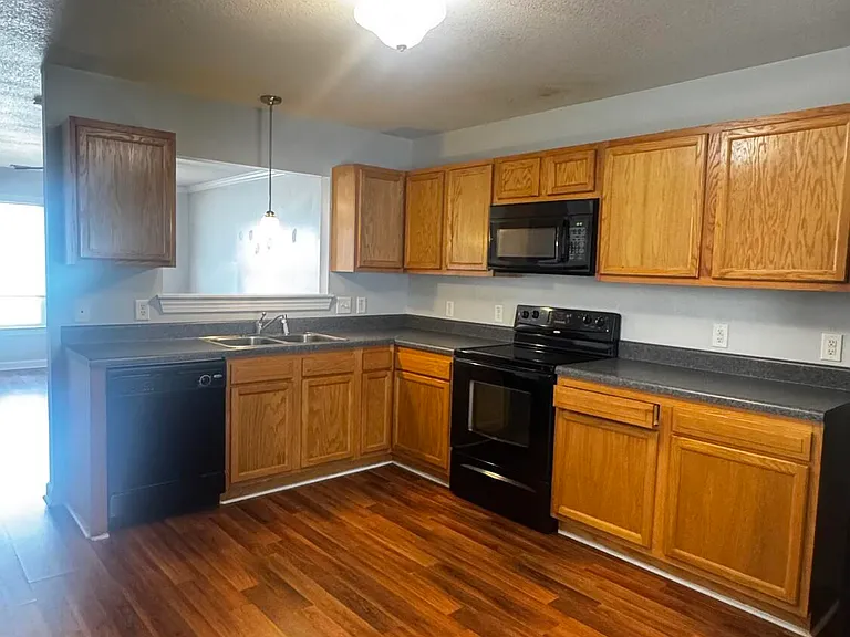 504 Streamwood Dr — Photo 8