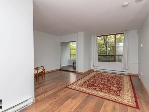 811 Helmcken St #207, Vancouver, BC V6Z 1B1