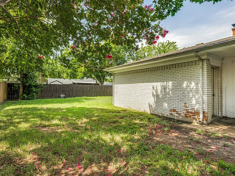 428 E Spring Valley Rd — Photo 24