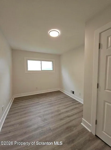 5 bed, 2300 sqft, $2,500 — Photo 3