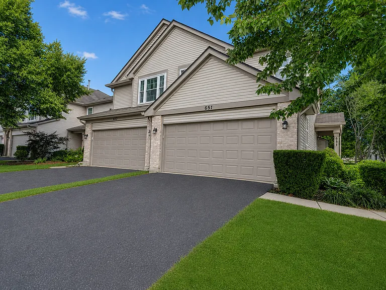 651 Lancaster Cir — Photo 2