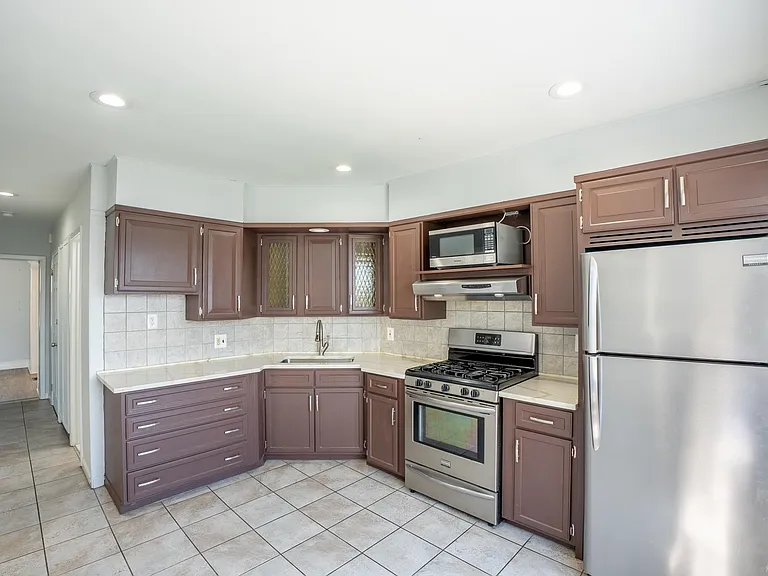 24 Edwards Ct #2 — Photo 2