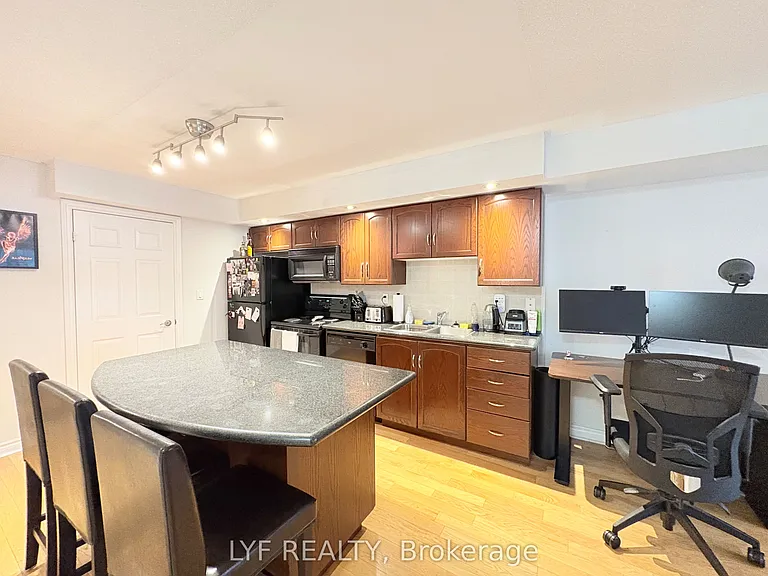 270 Wellington St W #624 — Photo 10